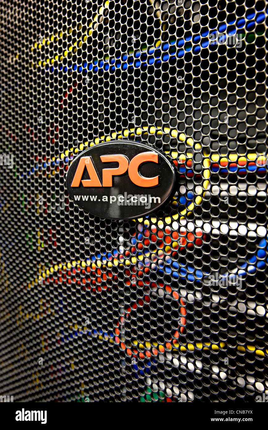 Logo APC sur rack de serveurs Banque D'Images