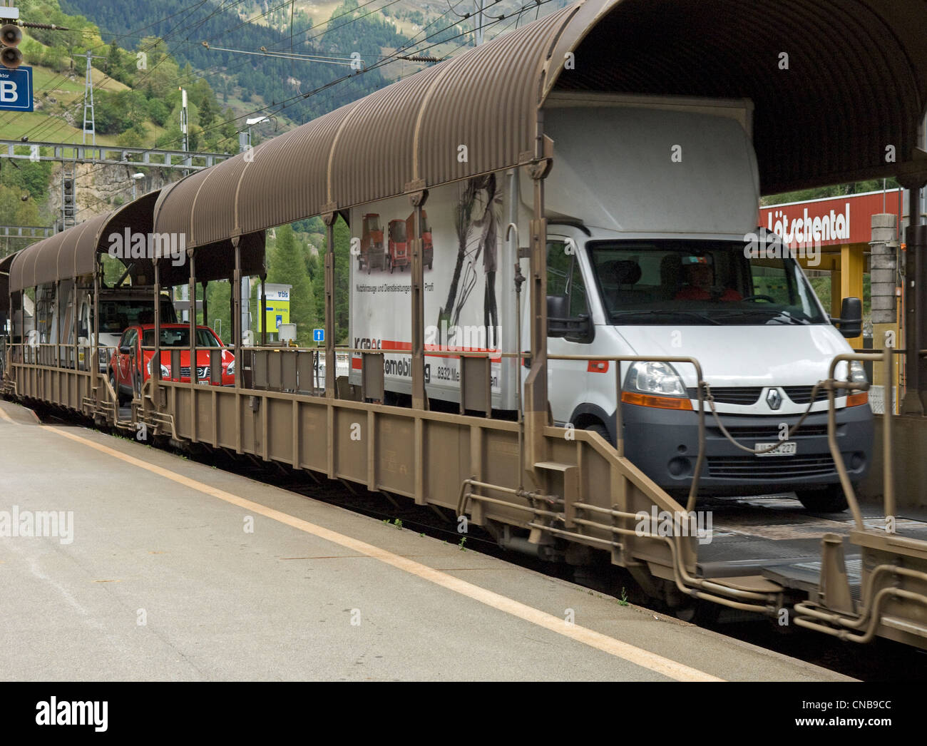 En train de transport de voiture à la gare de Goppenstein Canton du Valais  en Suisse. Cette porte véhicules de Kandersteg Photo Stock - Alamy