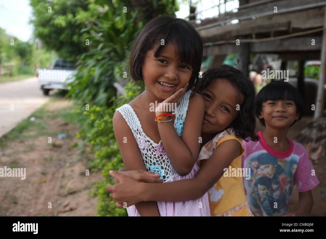 Les enfants thaïlandais ruraux dans un village du nord-est sont visiblement excité à l'idée du prochain Songkran festival de l'eau que le si Banque D'Images