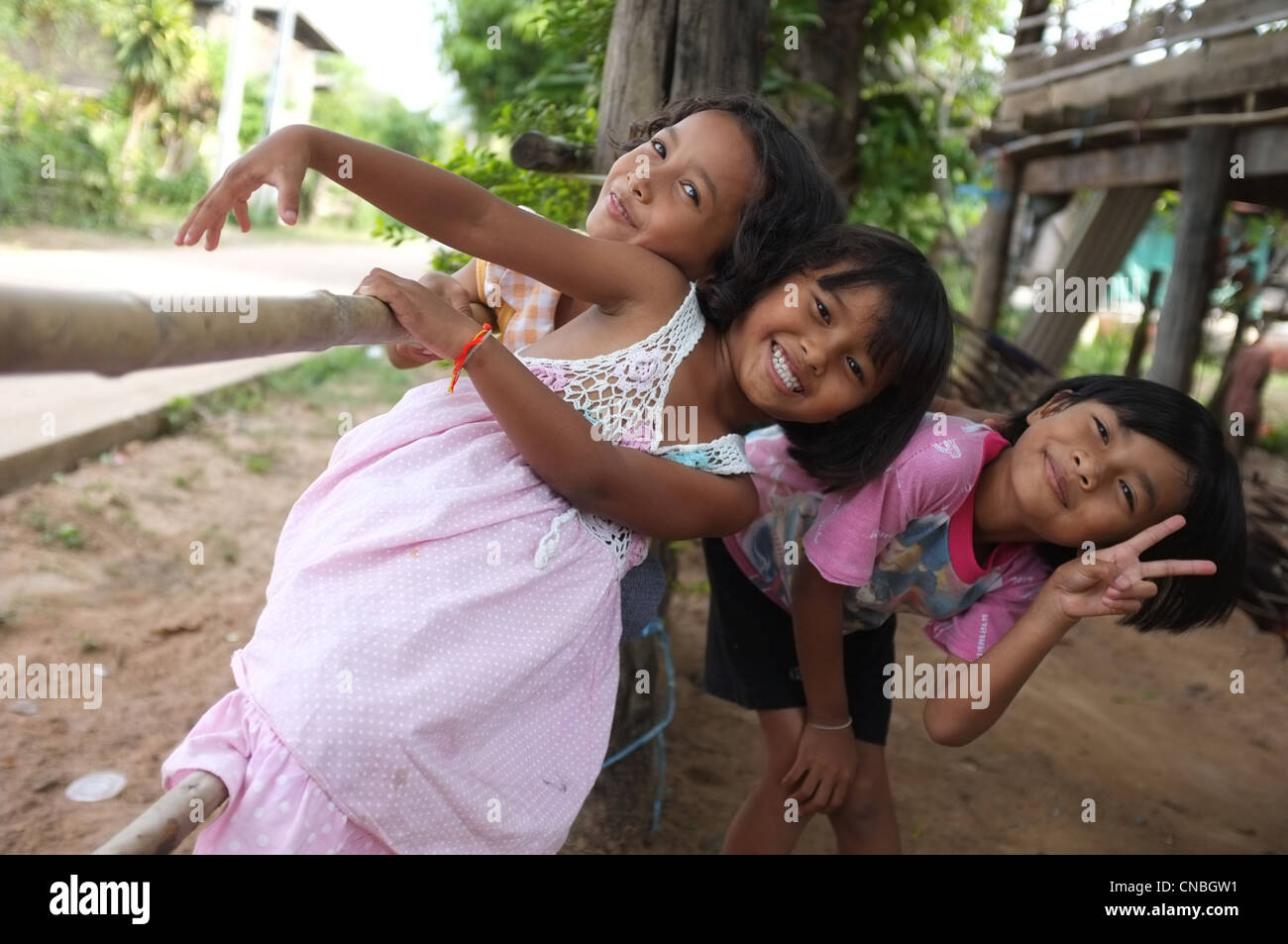 Les enfants thaïlandais ruraux dans un village du nord-est sont visiblement excité à l'idée du prochain Songkran festival de l'eau que le si Banque D'Images