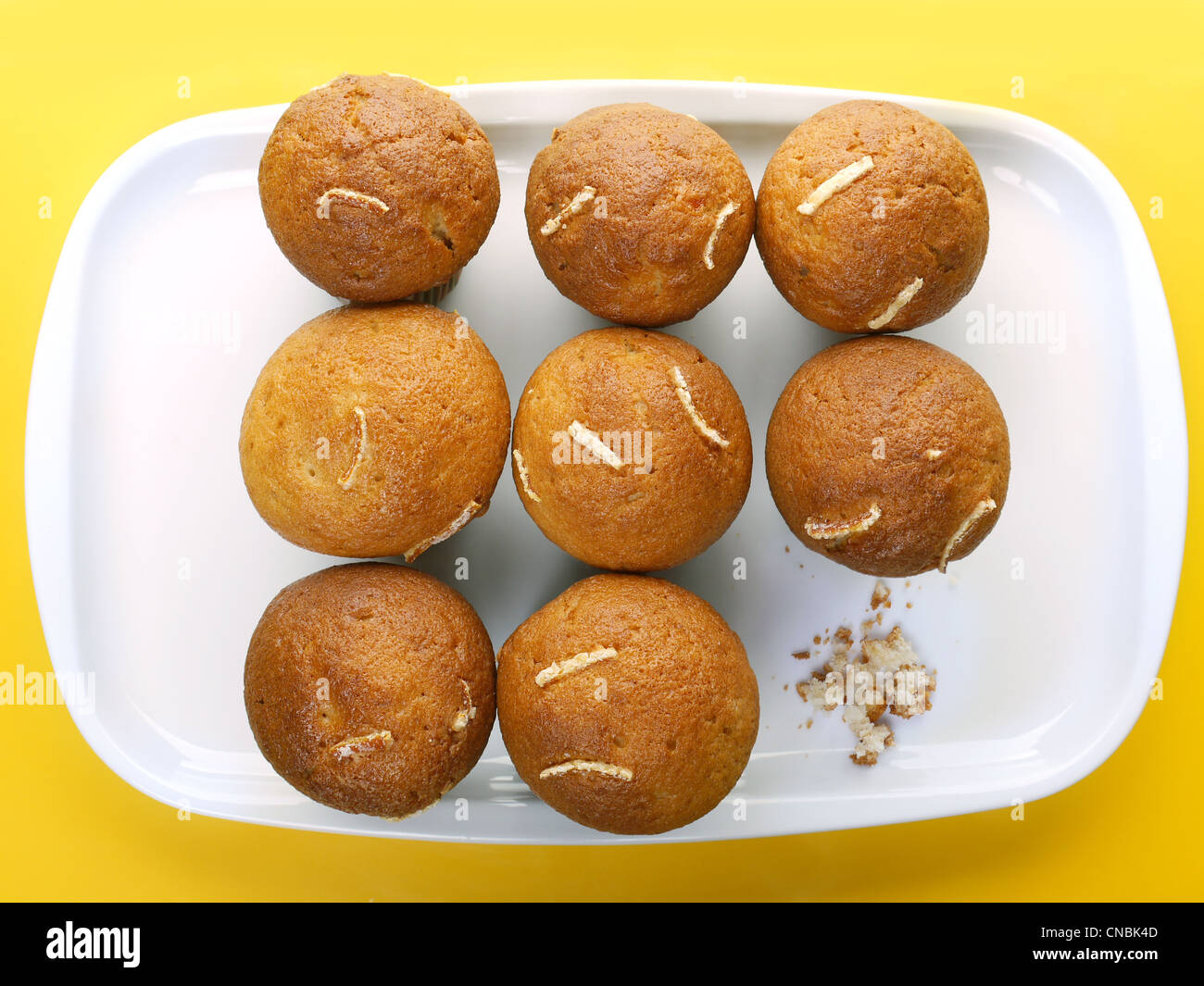 Huit petits gâteaux sur la plaque et de miettes de celui qui a été mangé - plongée des Banque D'Images