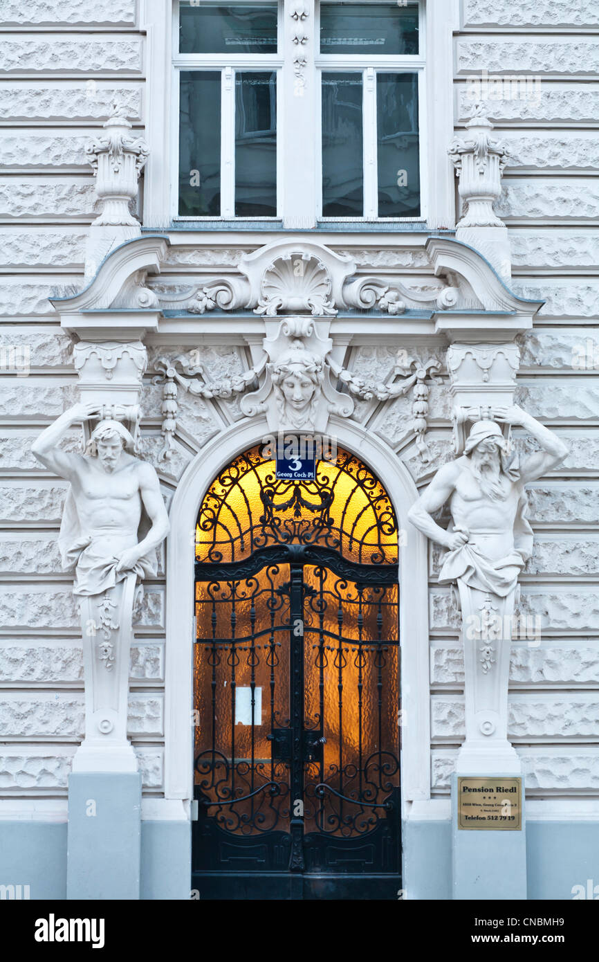 L'Autriche, Vienne, Georg Coch Place, entrée d'un appartement bourgeois-bâtiment du début du xxe siècle, avec deux telamons Banque D'Images