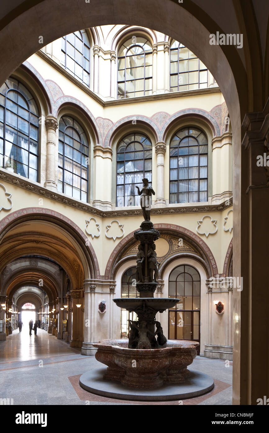 L'Autriche, Vienne, Ferstel Palace, construit en 1860 par l'architecte Heinrich von Ferstel, fontaine en bronze du Danube dans les Ondines Banque D'Images