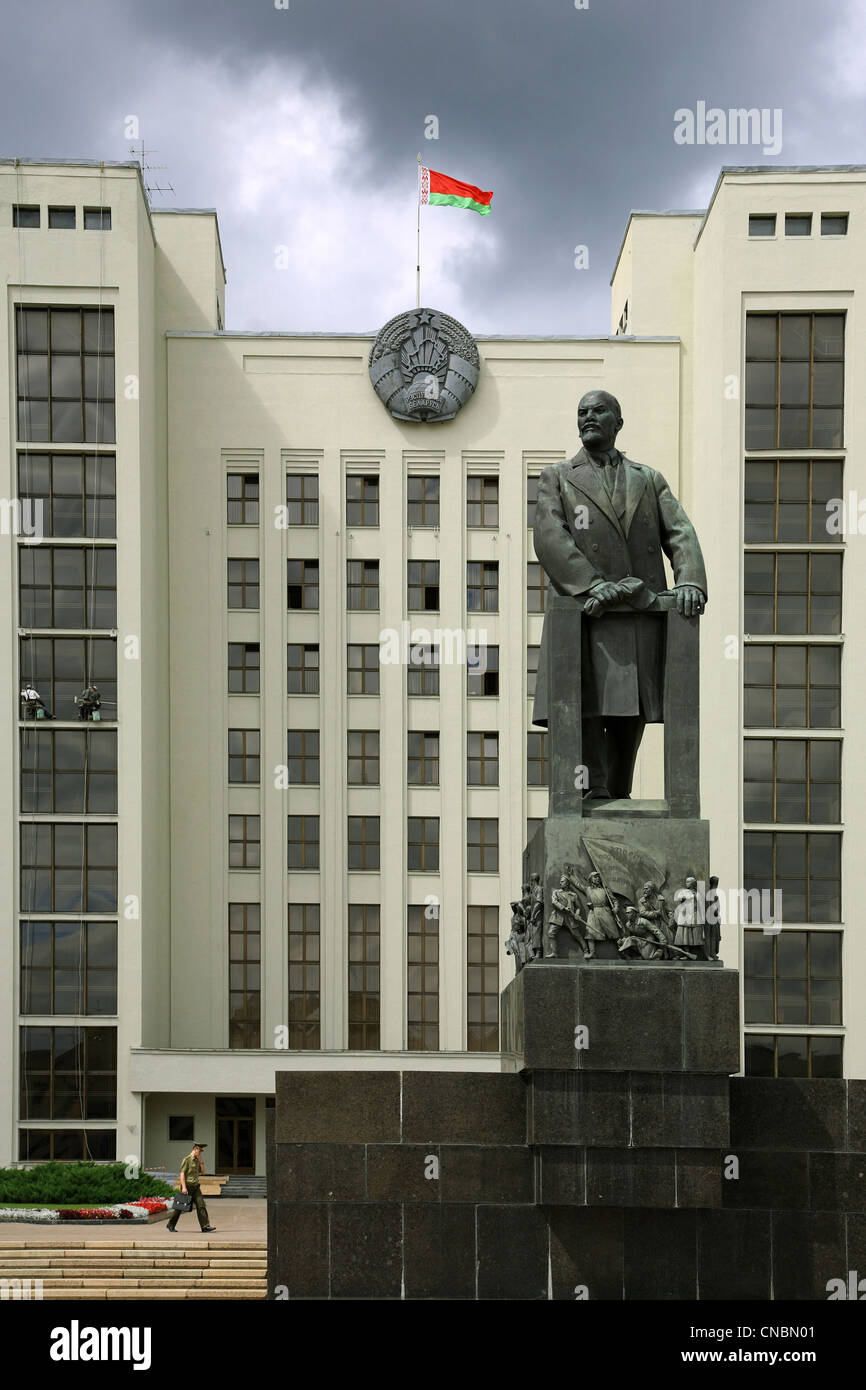 La Maison du Gouvernement et le monument de Lénine, Minsk, Bélarus Banque D'Images