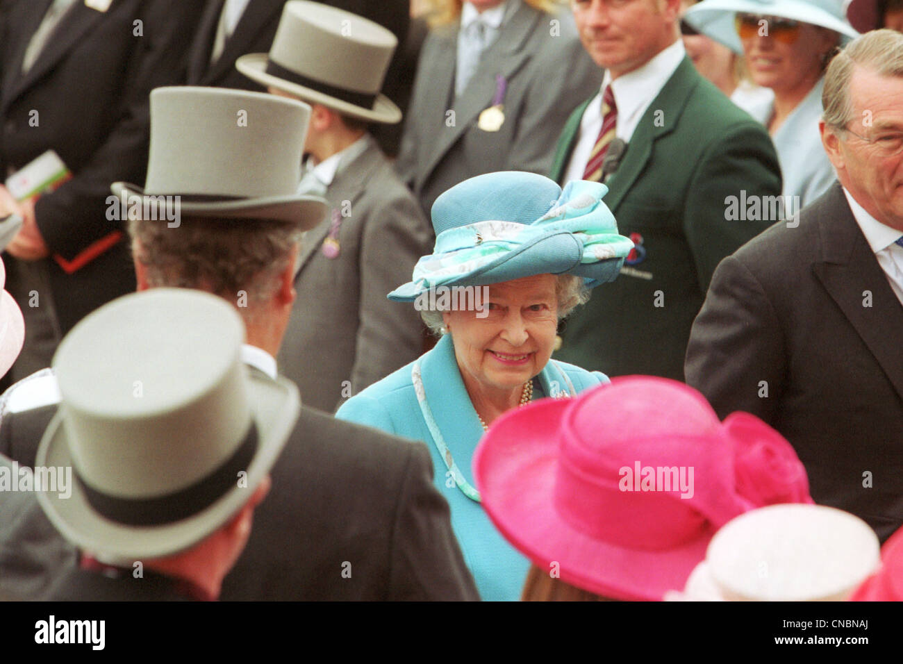 La reine Elisabeth II en arrivant à l'Epsom Downs horse race track Banque D'Images