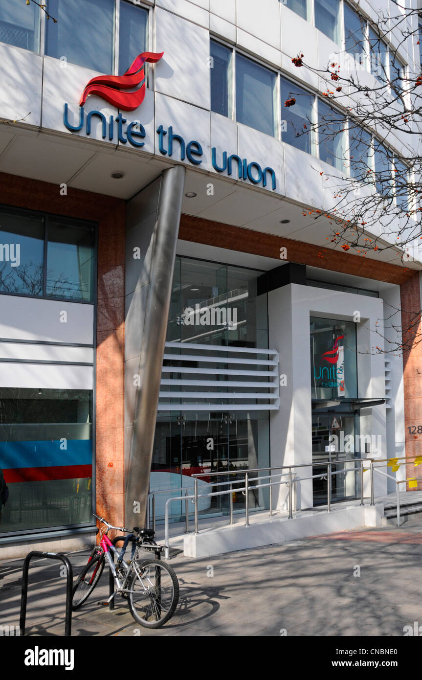 Le syndicat UNITE sign & logo ci-dessus entrée du bureau avec fauteuil roulant Rampe d'accès pour personnes handicapées à Londres Holborn England UK Banque D'Images