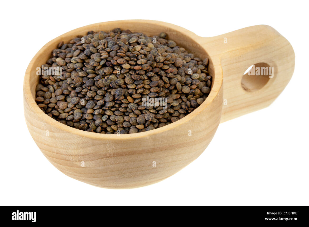 Les lentilles vertes françaises sur une pelle ou un bol en bois rustique, isolated on white Banque D'Images