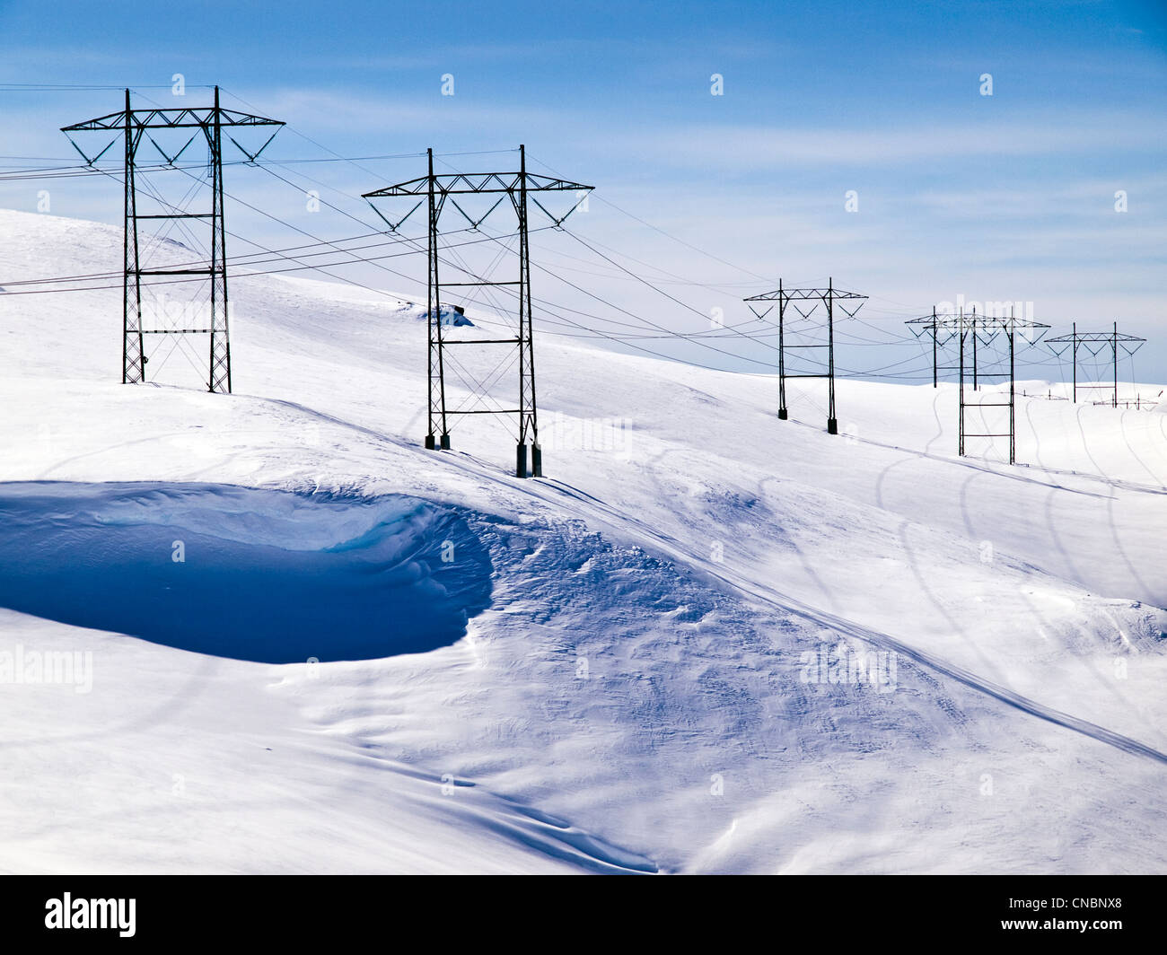 Les lignes de marcher à travers la montagne en hiver norvégien Banque D'Images