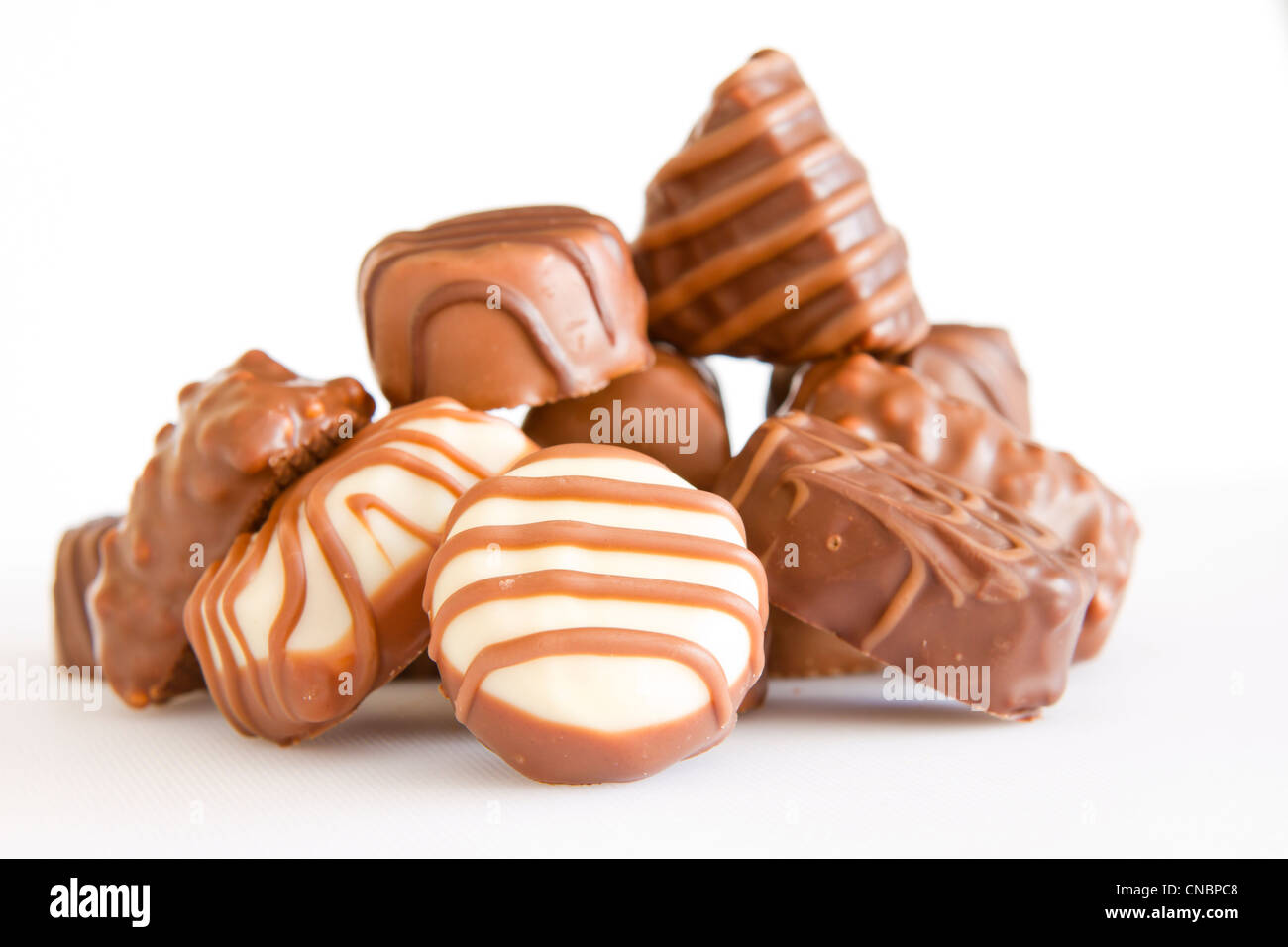 Assortiment de bonbons de chocolat isolé sur fond blanc Banque D'Images