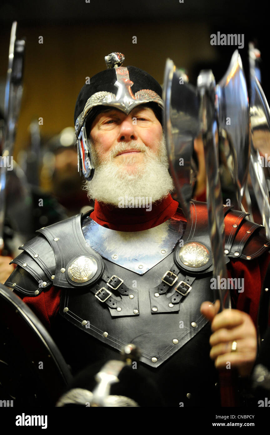 Des hommes habillés en costume Viking prendre part à l'assemblée  jusqu'Helly Aa festival à Lerwick, Shetland Island, en Écosse Photo Stock -  Alamy