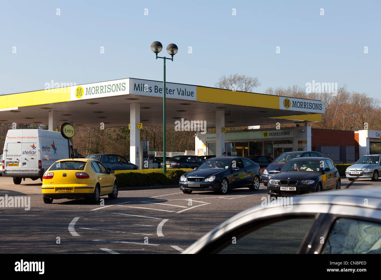 Morrisions suermarket véhicules queing au poste d'essence pour le carburant Banque D'Images