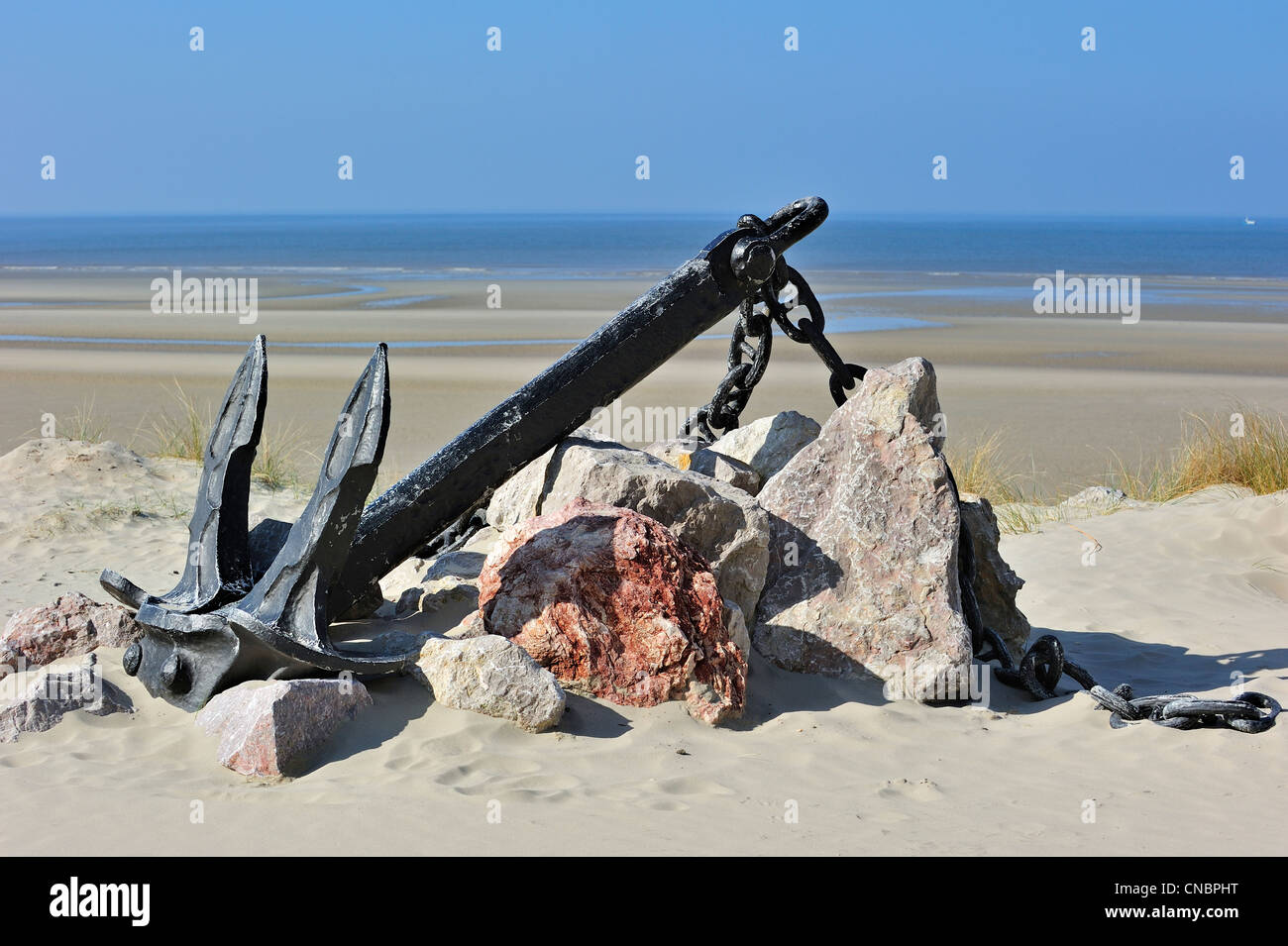 Vieux bateau ancre sur la plage d'Hardelot, la Côte d'Opale / Côte d'Opale, Nord Pas de Calais, France Banque D'Images