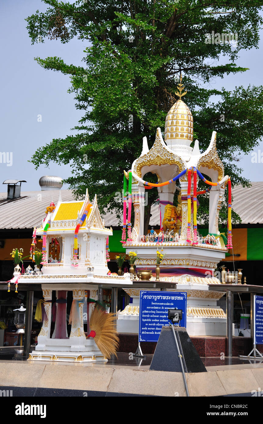 Maisons à esprit bouddhiste sur le côté de Tikathanon Road, Udon Thani, province d'Udon Thani, Thaïlande Banque D'Images