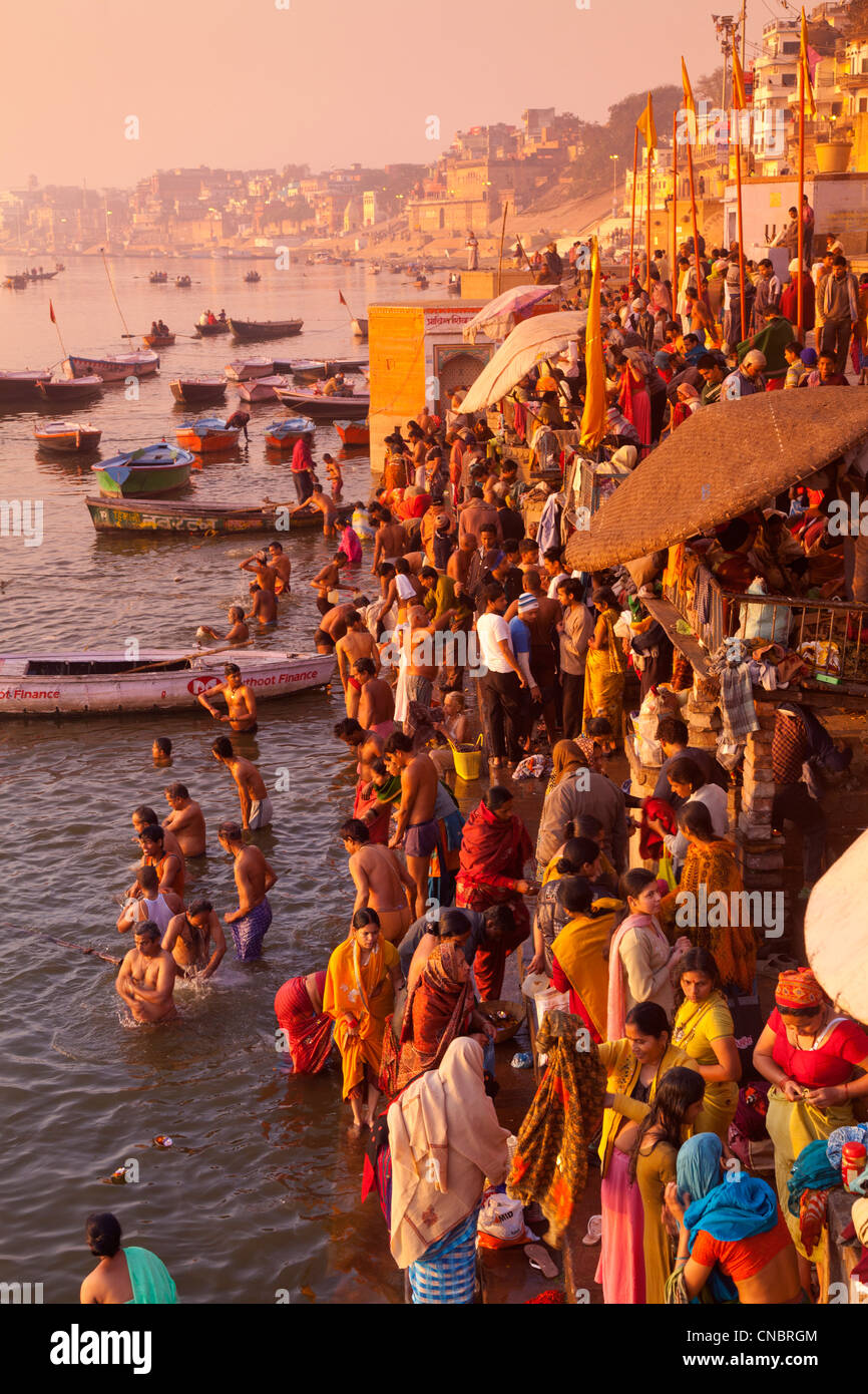 L'Inde, Uttar Pradesh, Varanasi, pèlerins echelle et prier dans le Gange Banque D'Images