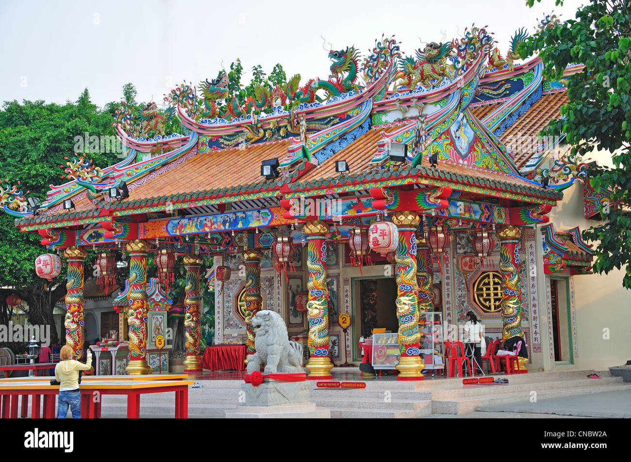 Temple chinois Sanjao Phuya sur Nong Bua Lake, Udon Thani, Udon Thani, Thaïlande Province Banque D'Images