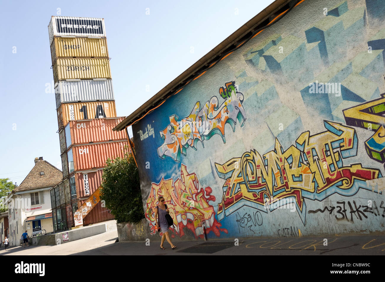 L'inhabituelle de streetview horizontale Freitag Tower fait purement de conteneurs recyclés dans le centre de Zurich lors d'une journée ensoleillée Banque D'Images