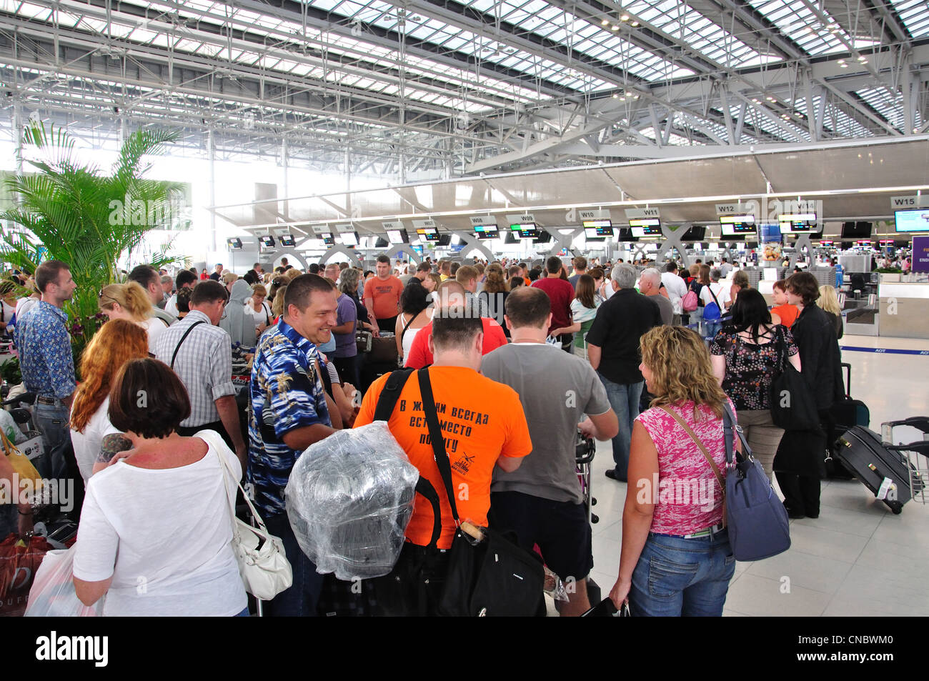 De monde l'enregistrement au terminal de départ, l'Aéroport International Suvarnabhumi, Bangkok, Thaïlande, province de Samut Prakan Banque D'Images