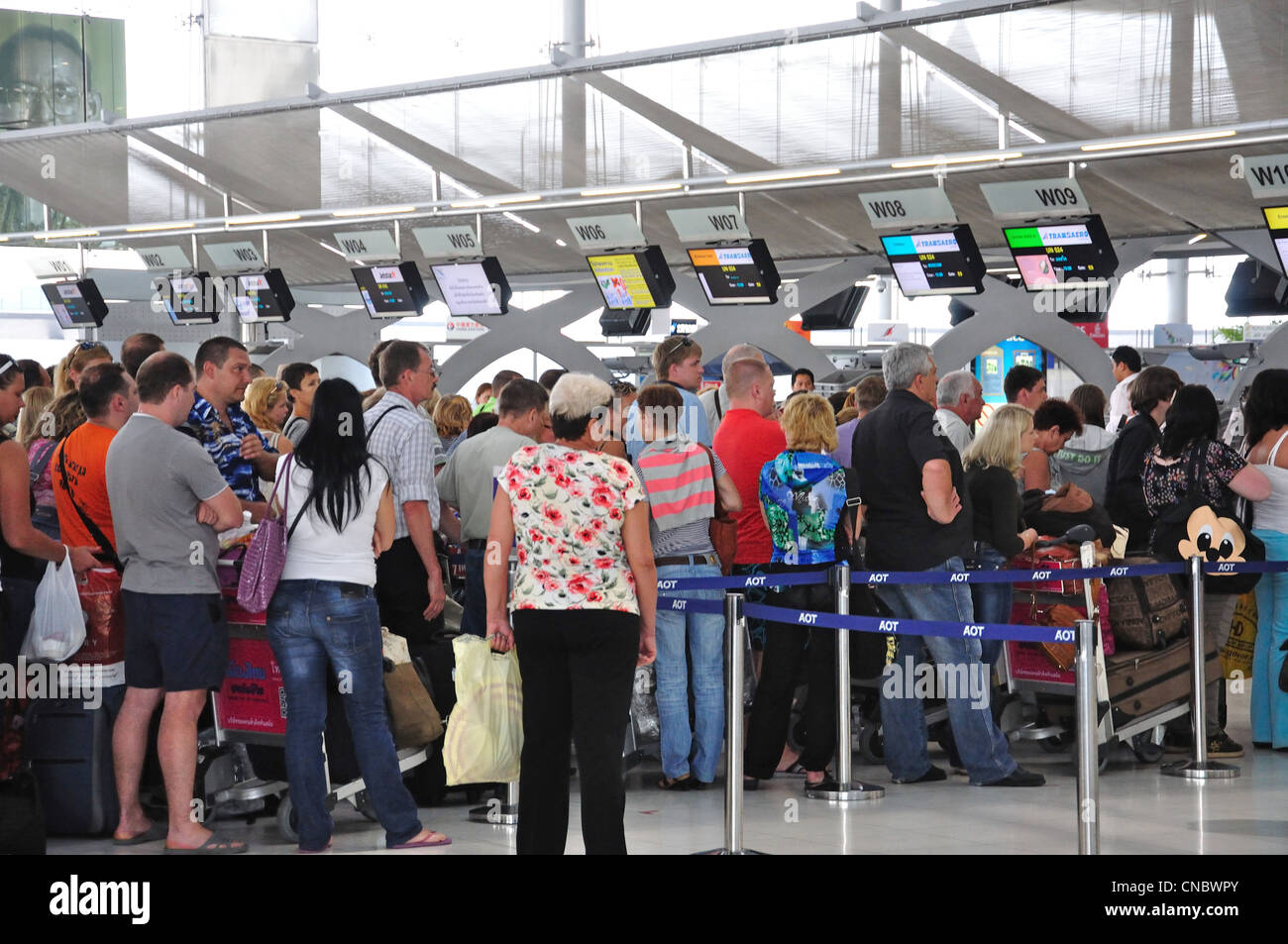 De monde l'enregistrement au terminal de départ, l'Aéroport International Suvarnabhumi, Bangkok, Thaïlande, province de Samut Prakan Banque D'Images