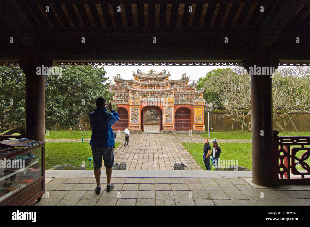 Vue horizontale de Hien Lam Cac Pavilion, [pavillon de lucidité durable] une passerelle orné restauré à la Citadelle impériale de Hue, Vietnam Banque D'Images