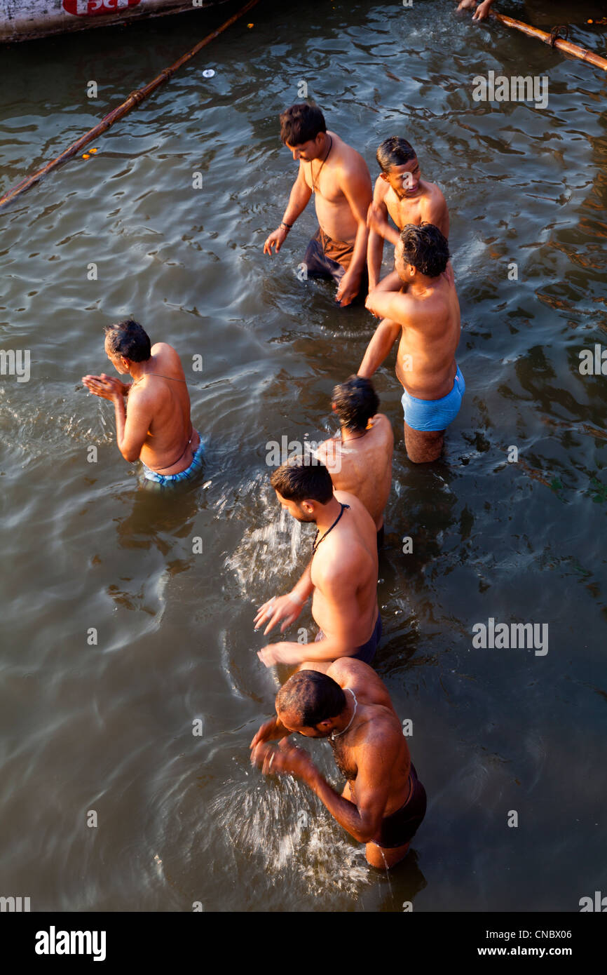 L'Inde, Uttar Pradesh, Varanasi, hommes et baignade en priant le Gange Banque D'Images