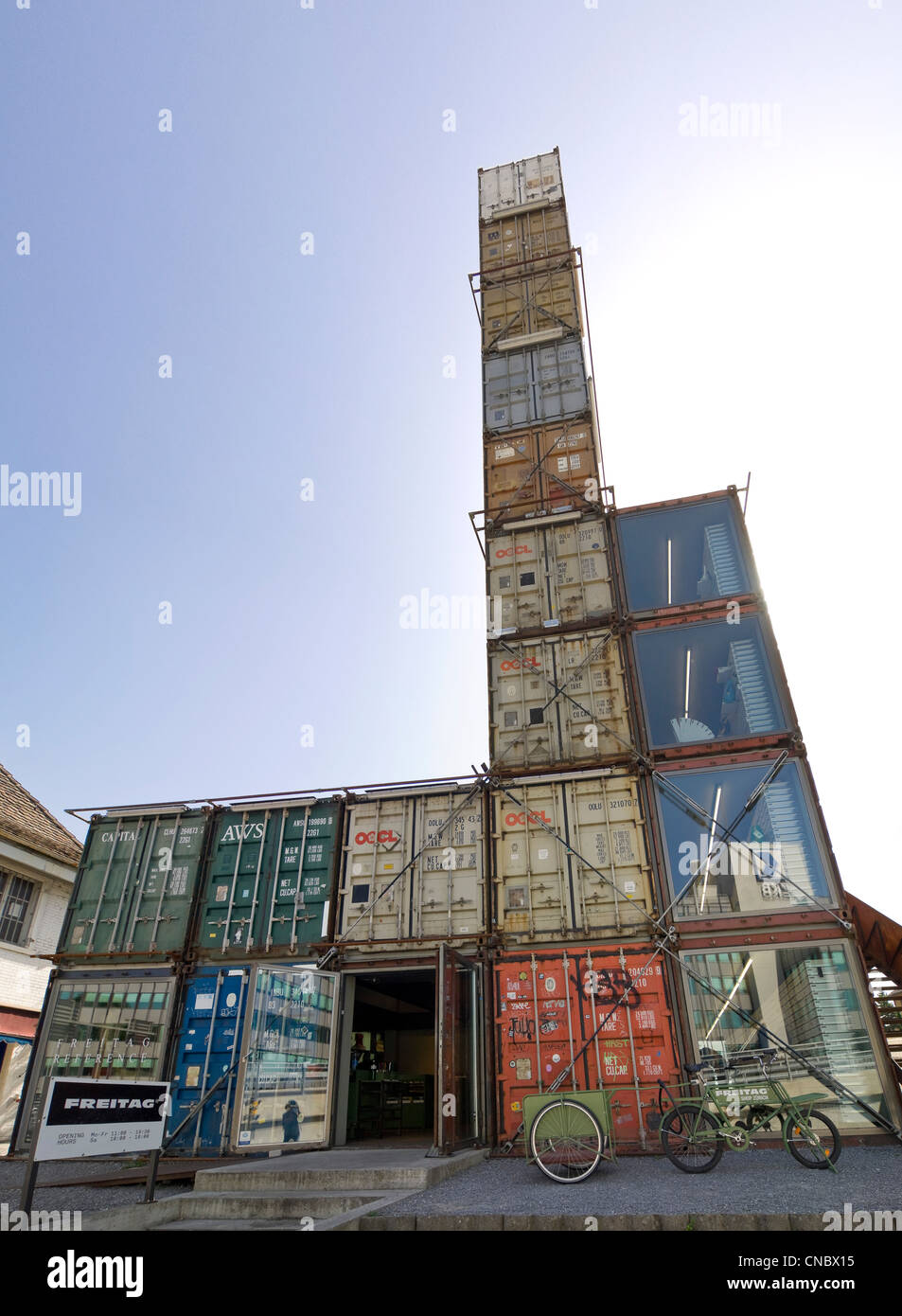 Grand angle vertical de l'insolite Freitag Tower construit purement de conteneurs de marchandises recyclées dans le centre de Zurich lors d'une journée ensoleillée Banque D'Images