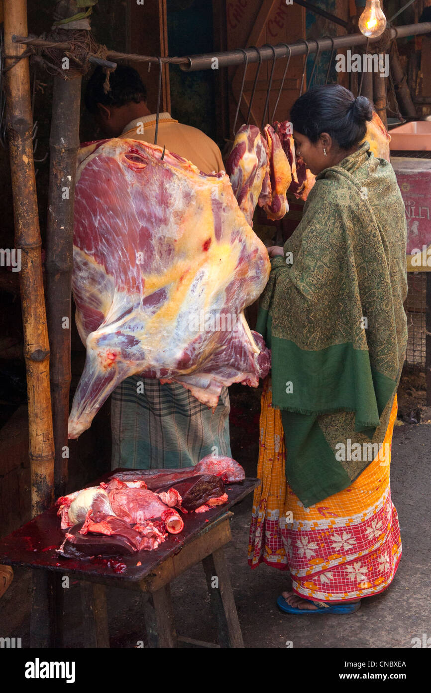 L'Inde, le Bengale occidental, Kolkata (Calcutta), femme musulmane la viande lors de l'achat du marché de plein air Banque D'Images