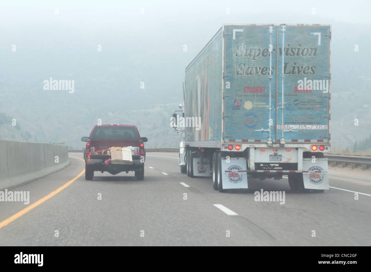 Les camions sur l'autoroute usa Banque D'Images