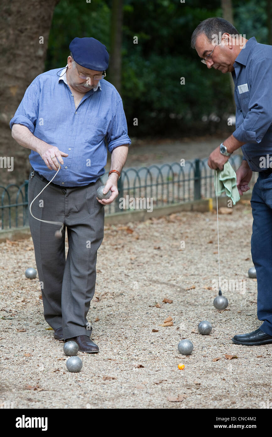 France, Paris, Jardin du Luxembourg (le jardin du Luxembourg), les joueurs de pétanque Banque D'Images