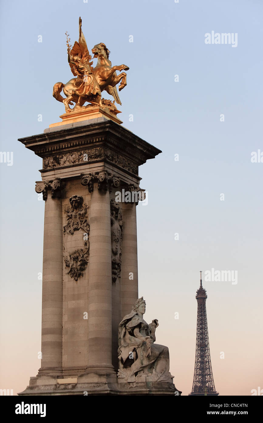 France, Paris, le Pont Alexandre III, pilier de l'angle couvert d'une statue en or représentant Pégase tenu par la Renommee (Arts Banque D'Images