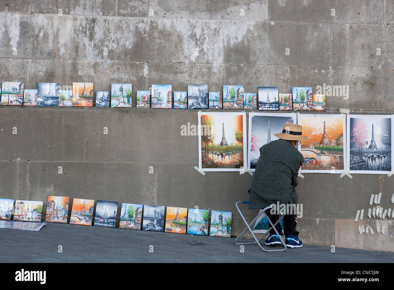 France, Paris, des berges de la Seine, classées au Patrimoine Mondial par l'UNESCO, un peintre montrant ses peintures sous le pont d'Iéna Banque D'Images