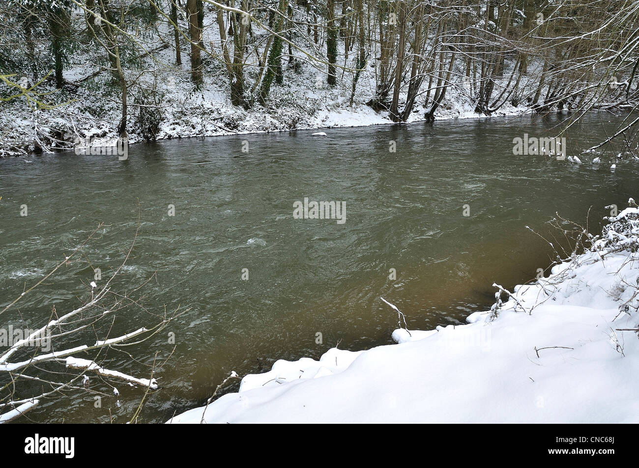 La rivière "La Varenne" sous la neige en hiver (au nord de la Mayenne, pays de la Loire, France, Europe Banque D'Images