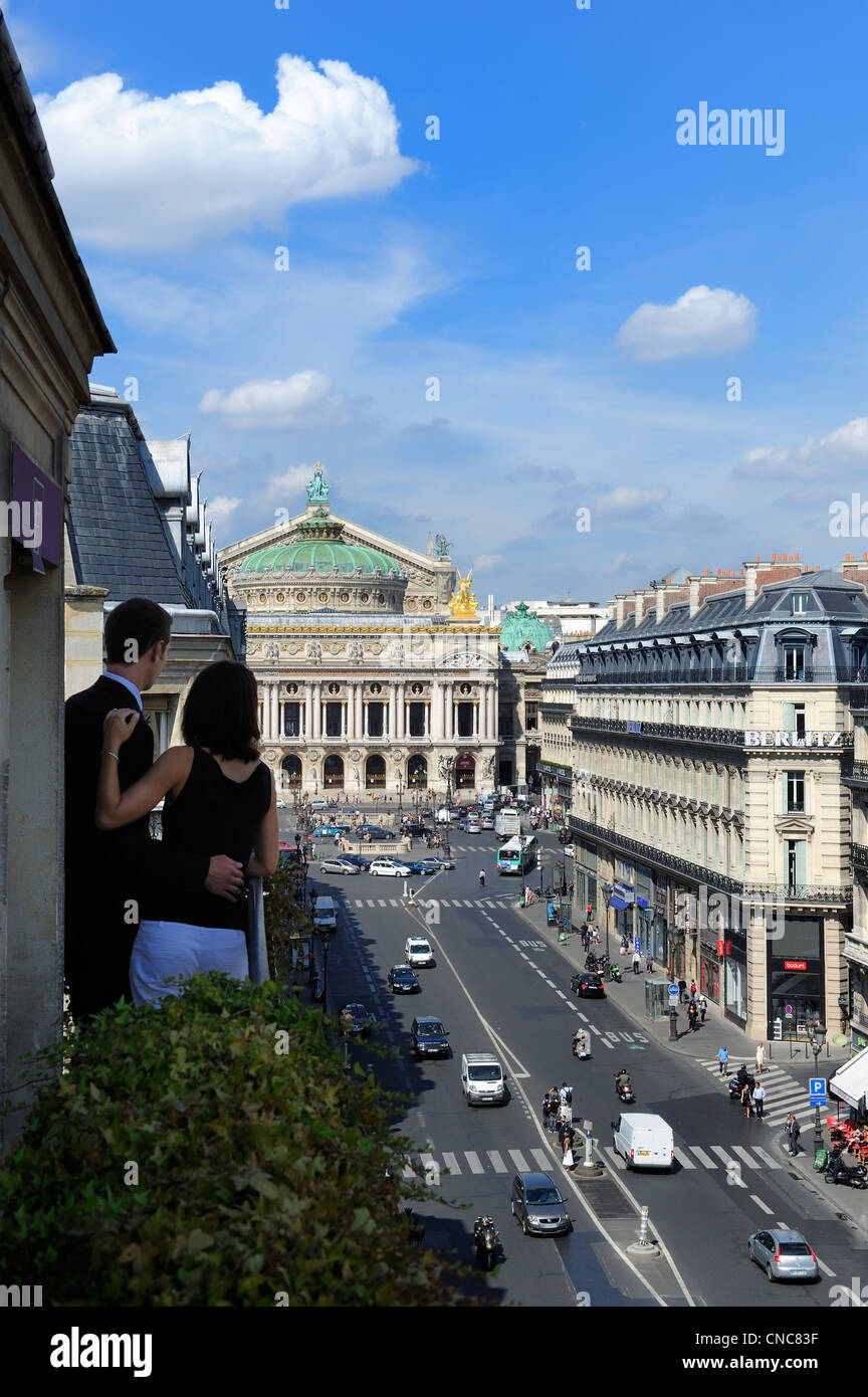 France, Paris, avenue de l'opéra, les amoureux sur le balcon de leur suite à l'hôtel Edouard 7 avec l'Opéra Garnier (construit en 1875) Banque D'Images