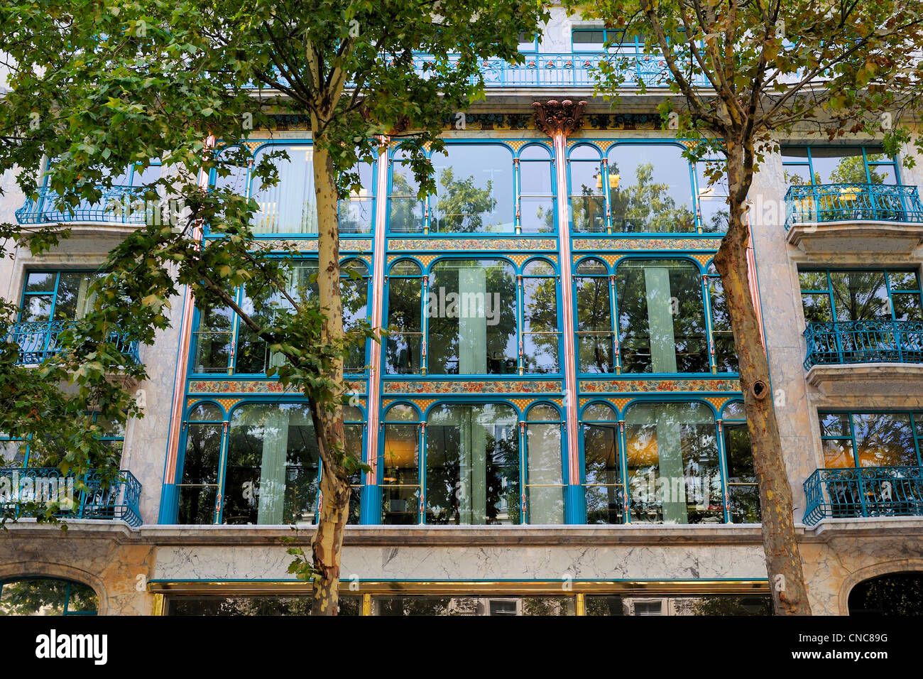 France, Paris, Art Nouveau façade de l'ancien grand magasin La Samaritaine de luxe sur le Boulevard des Capucines. Banque D'Images
