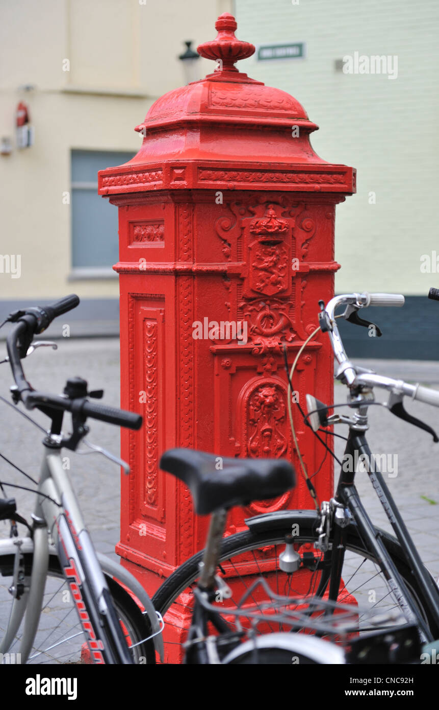 Pilier rouge post box, Bruges, Belgique Banque D'Images