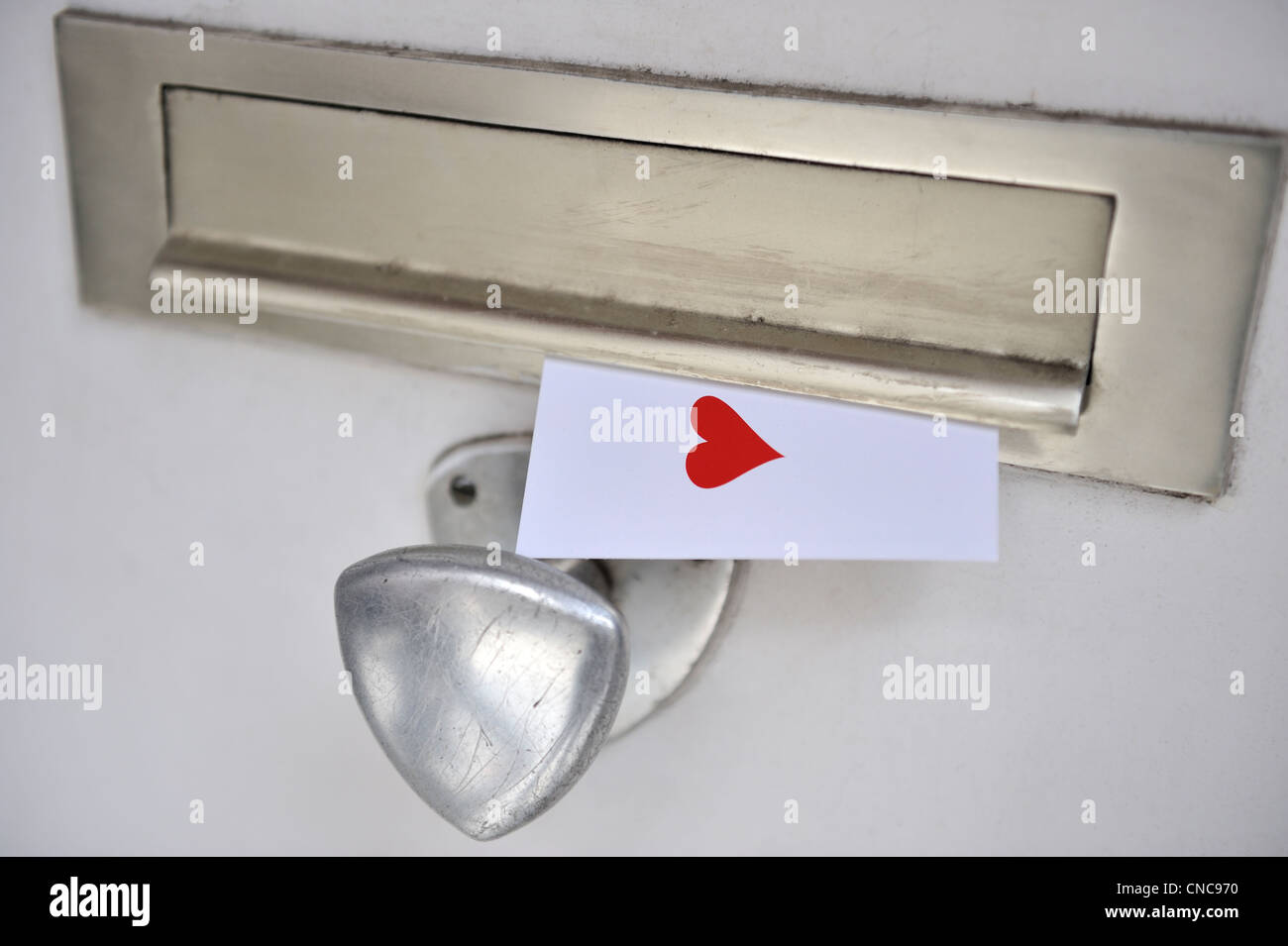 Carte blanche à coeur rouge dans une boîte à lettres, Bruges, Belgique Banque D'Images