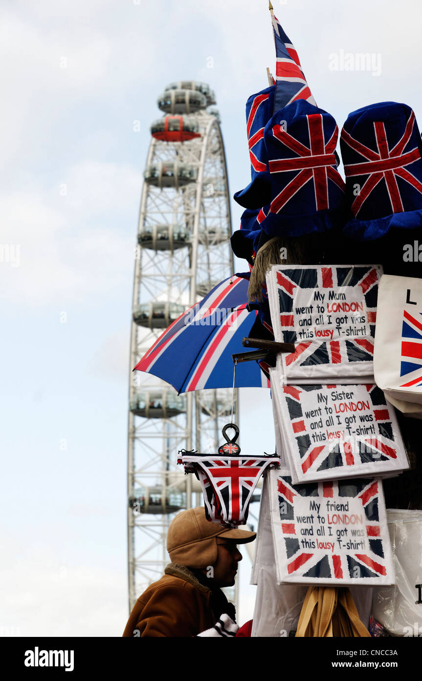 Le London Eye et un décrochage de souvenirs de Londres Banque D'Images