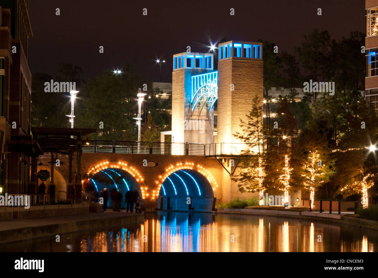 Illuminations de Noël la nuit sur la voie navigable de Woodlands, dans les Woodlands, Texas. Banque D'Images