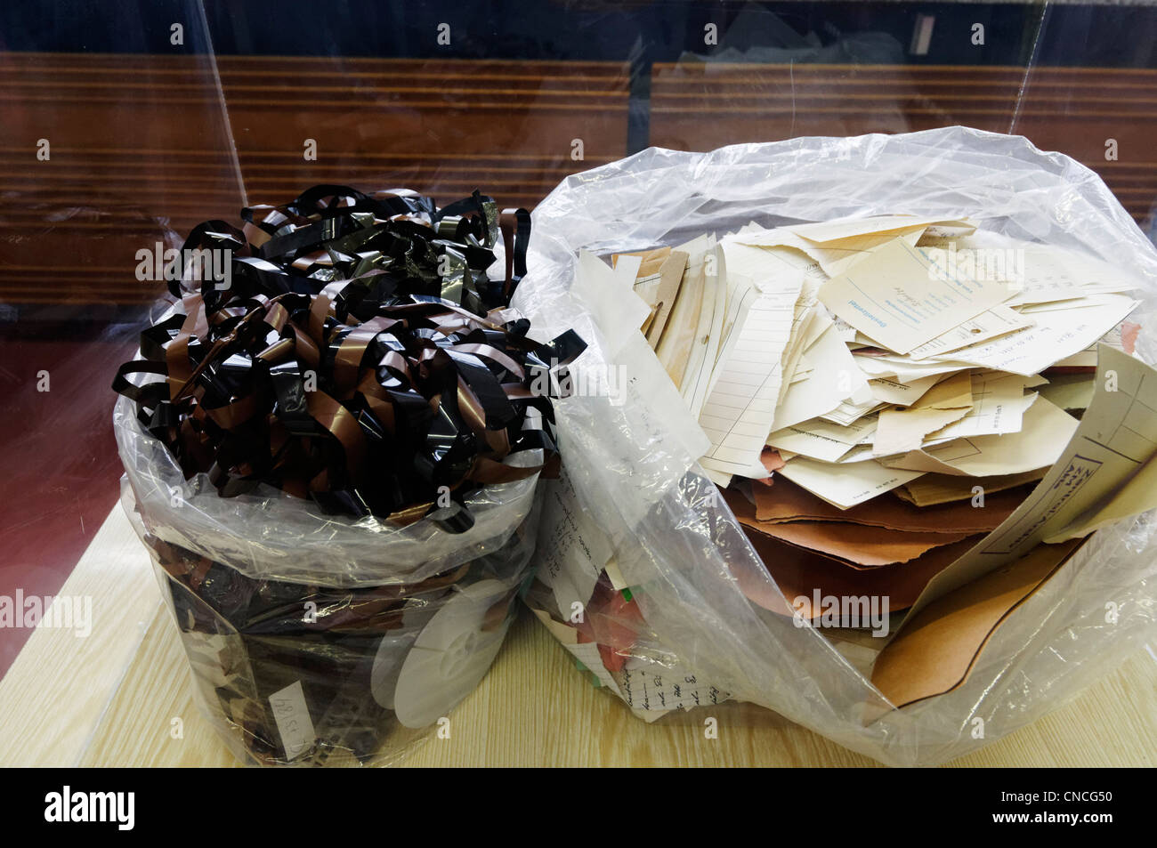 Ruban et détruit des documents déchirés dans le musée de la Stasi à Berlin Allemagne Banque D'Images