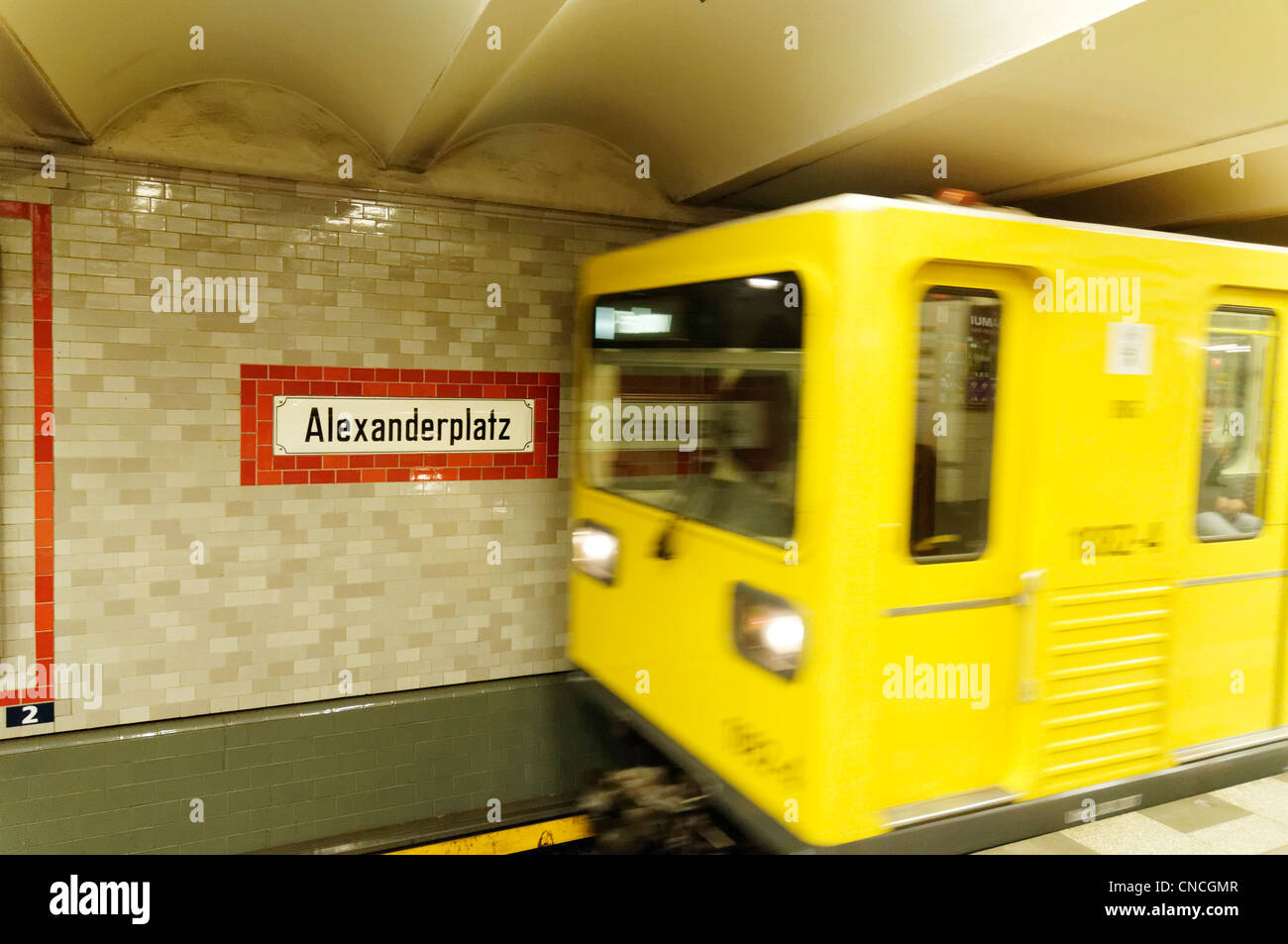 Un U-bahn train En arrivant à Alexanderplatz, Berlin Banque D'Images