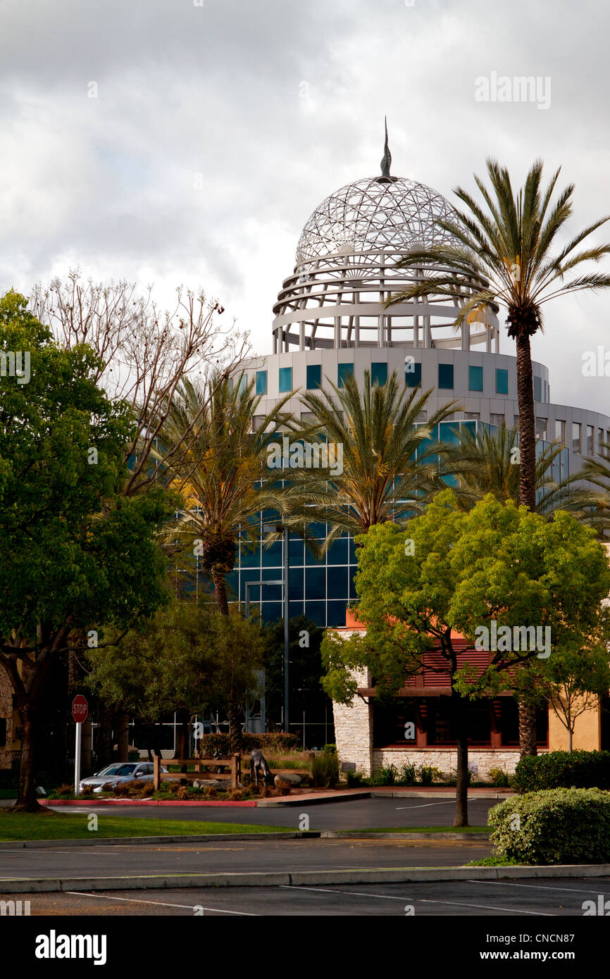 Transpacific Development Company Dome Office Building Cerritos California une sculpture intitulée 'flèche' ondulant repose sur le dessus. Banque D'Images