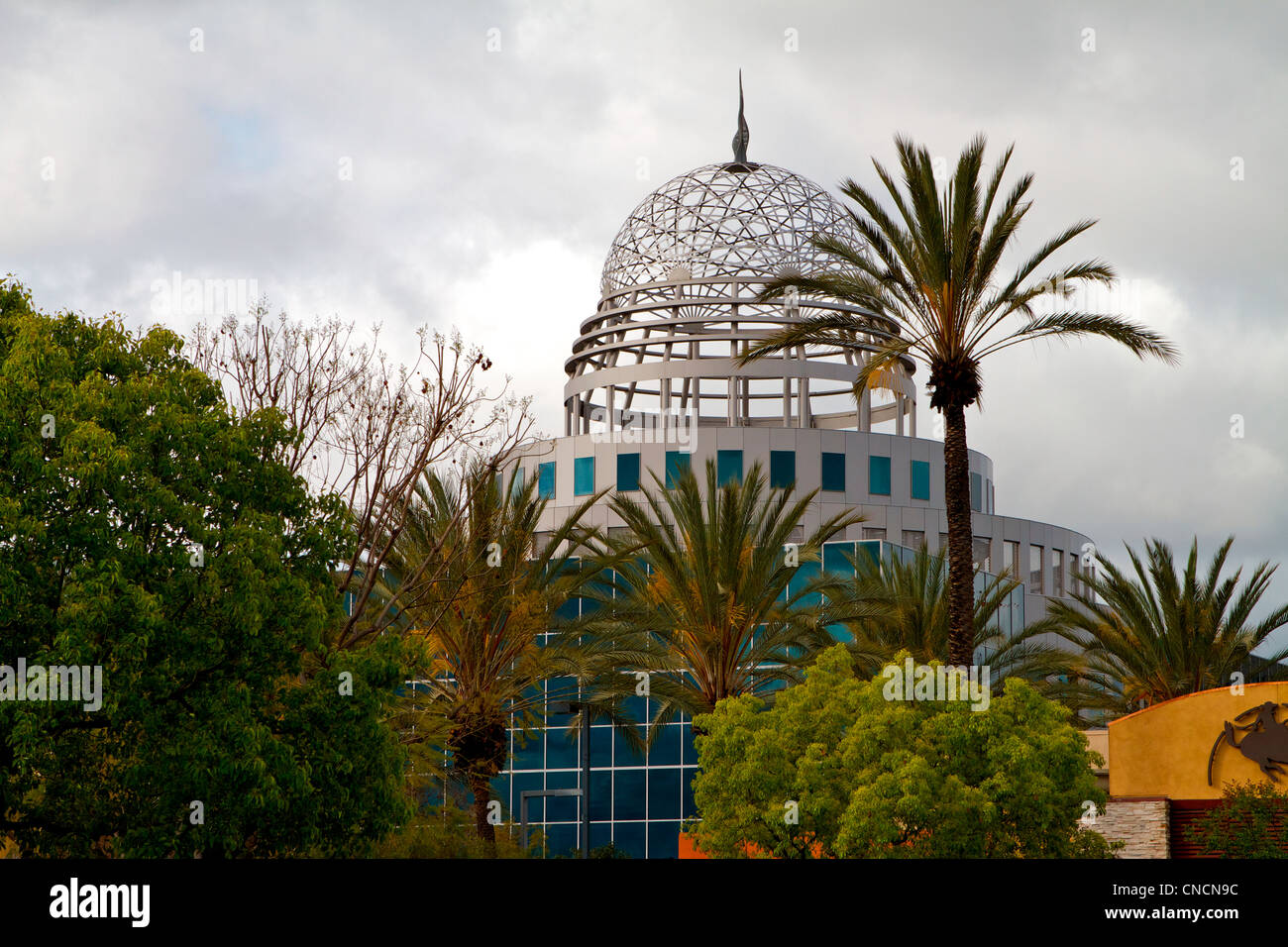 Transpacific Development Company Dome Office Building Cerritos California une sculpture intitulée 'flèche' ondulant repose sur le dessus. Banque D'Images