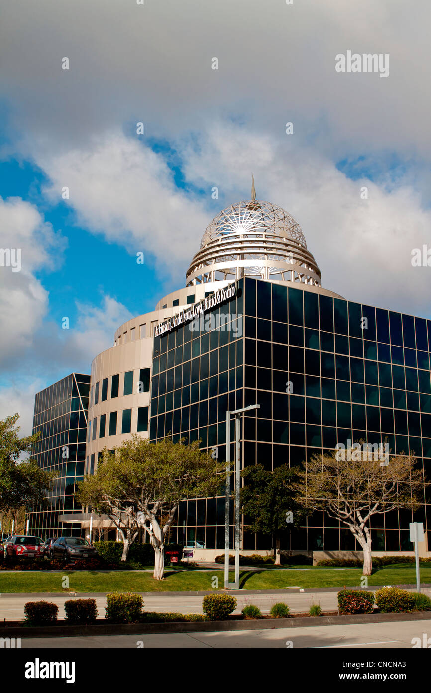 Transpacific Development Company Dome Office Building Cerritos California une sculpture intitulée 'flèche' ondulant repose sur le dessus. Banque D'Images