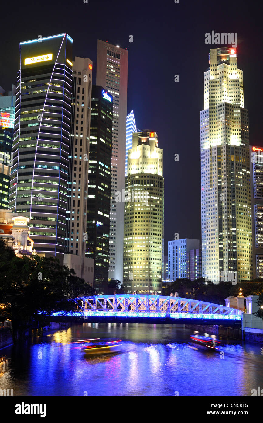 Vue de nuit du quartier central des affaires de Singapour d'immeubles de grande hauteur. Banque D'Images