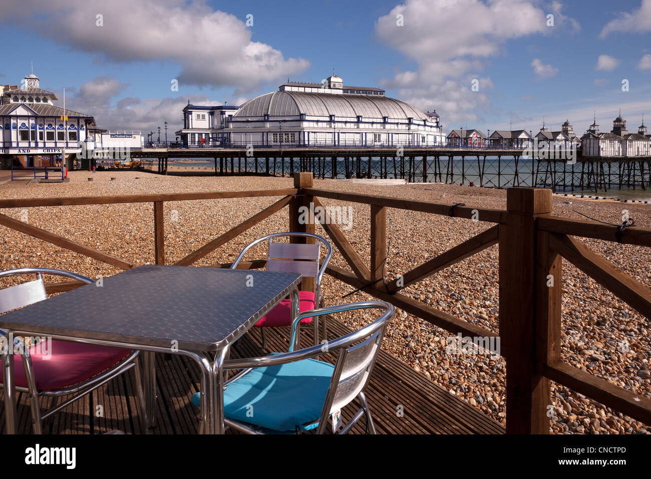 Tables et chaises en métal brillant au bord extérieur cafe par Beach et de la jetée Promenade, Eastbourne, East Sussex, England, UK Banque D'Images