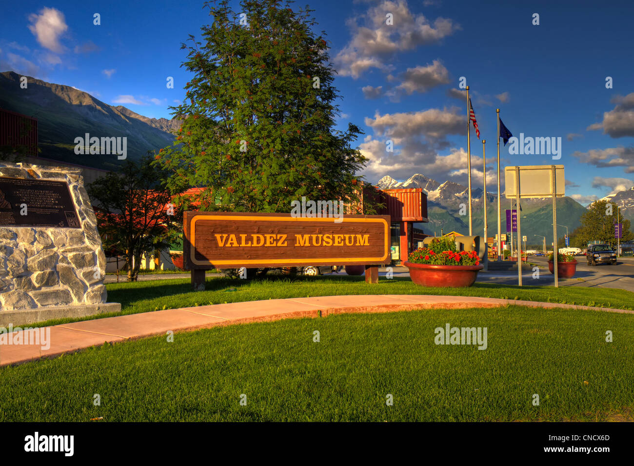 Avis de Valdez Museum dans le centre-ville de Valdez Valdez au coucher du soleil avec les montagnes en arrière-plan, Southcentral Alaska, l'été, HDR Banque D'Images