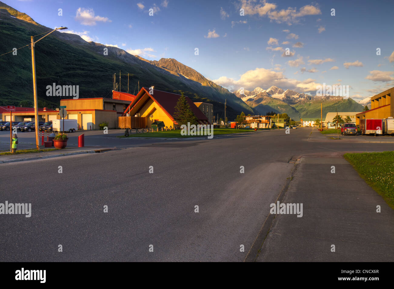 Avis de l'Hôtel de ville au centre-ville de Valdez Valdez Valdez au coucher du soleil avec les montagnes en arrière-plan, Southcentral Alaska, l'été, HDR Banque D'Images