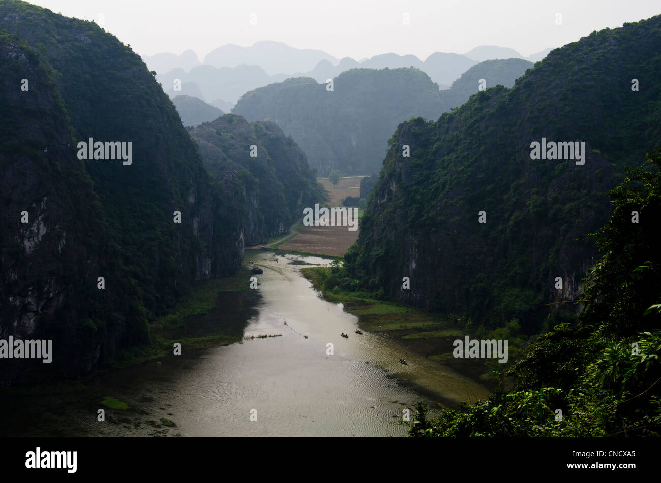 Tam Quoc ou les trois grottes. La rivière Ngo Dong flotte à travers trois grottes dans le paysage de montagne calcaire vietnamiens. Banque D'Images