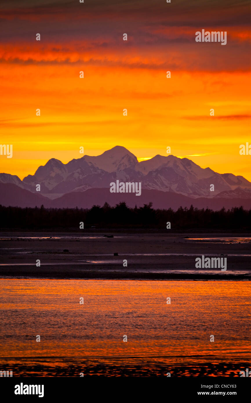Coucher du soleil derrière les montagnes de Fairweather avec Salmon River delta dans l'avant-plan, Glacier Bay National Park , Alaska Banque D'Images