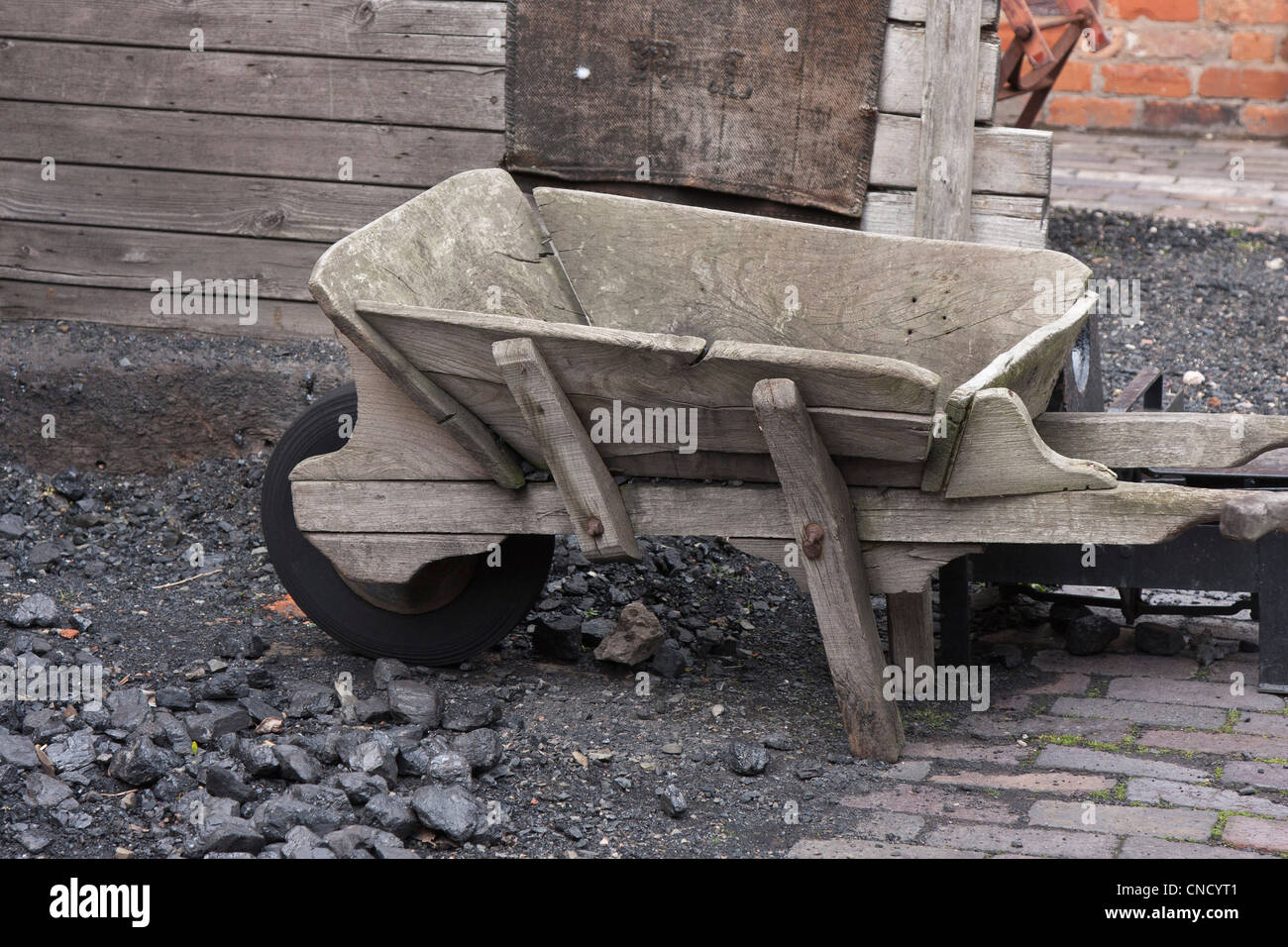 Roue en bois-Barrow, prises sur le Black Country Museum, Dudley, West Midlands, Royaume-Uni Banque D'Images
