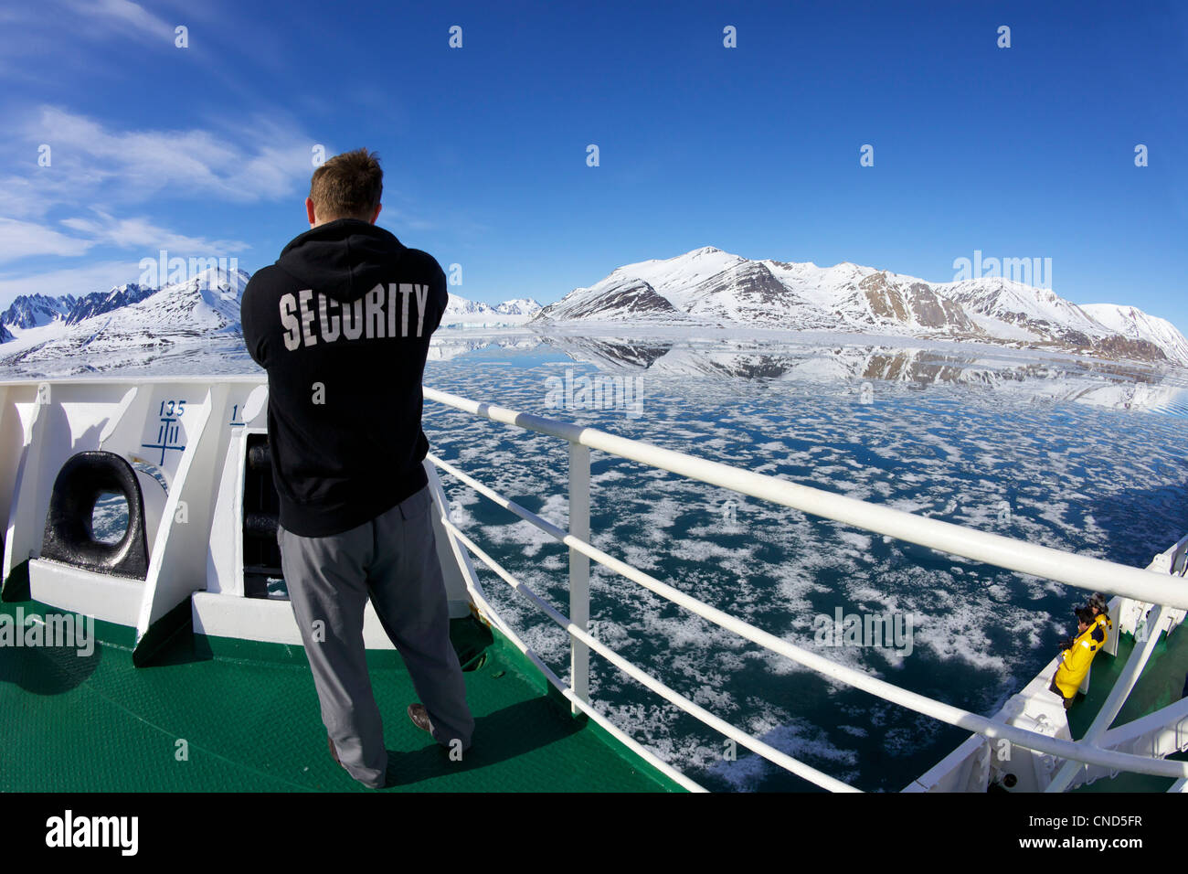 La sécurité à bord des navires de croisière d'exploration polaire de l'Arctique, l'Akademik Sergey Vavilov, près de Monaco glacier Liefdefjorden Svalbard Banque D'Images
